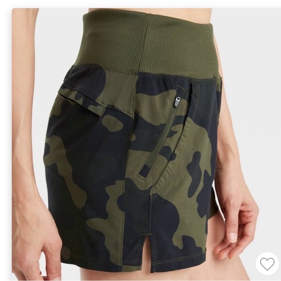 (5/$20) All in Motion Green and Black Cargo Shorts Athletic Fit - Picture 3 of 6
